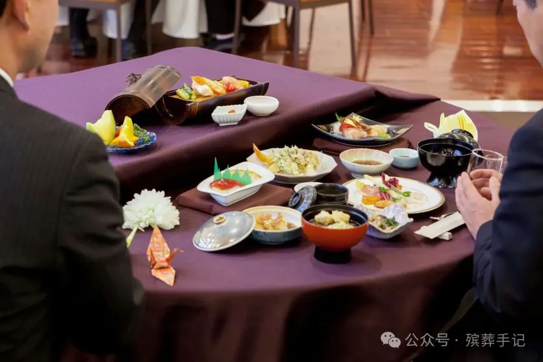 依照传统习俗，宴席设于守夜后。近年来，也有人在告别仪式后设宴（图片：PIXTA）